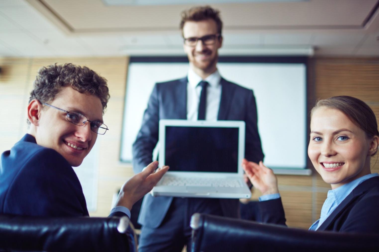 Moderne Arbeitsplatz-Ausstattung für Trading-Sessions mit mehreren Monitoren und professioneller Software